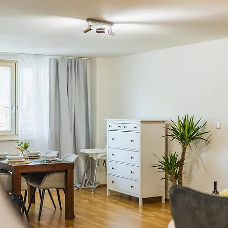 Castle Hideway Апартаменты Братислава